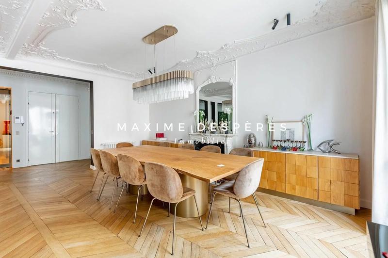 Appartement - 216 m² - 8 pièces