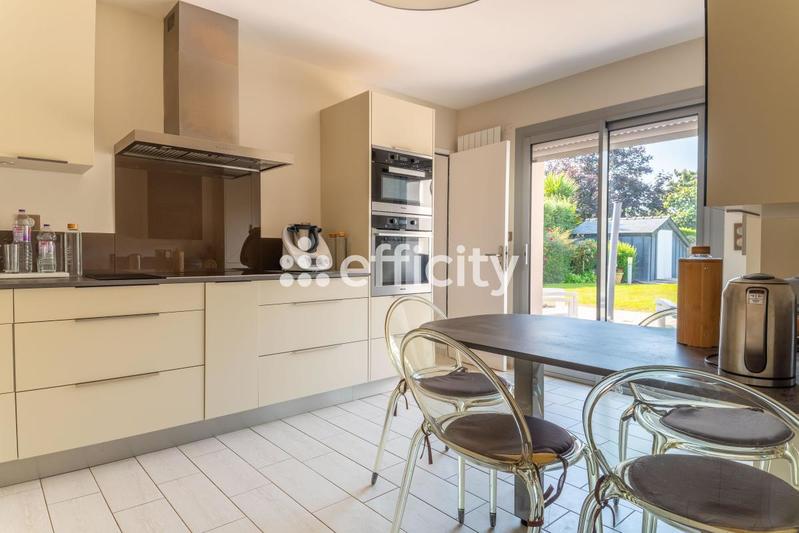 Maison - 232 m² - 11 pièces