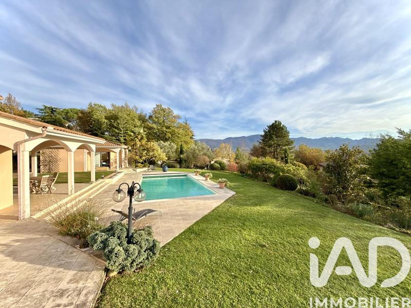 Maison - 210 m² - 8 pièces