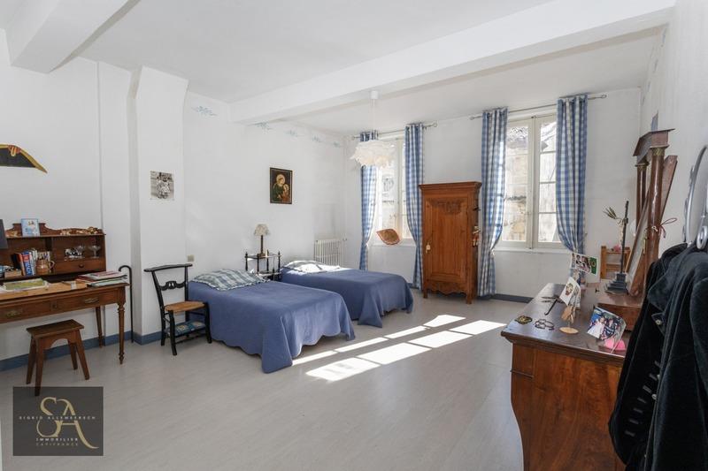 Maison - 460 m² - 13 pièces