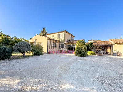 Maison traditionnelle - 180 m² - 8 pièces