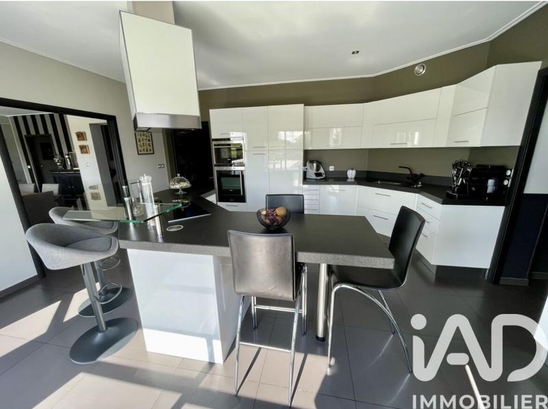 Maison - 285 m² - 9 pièces