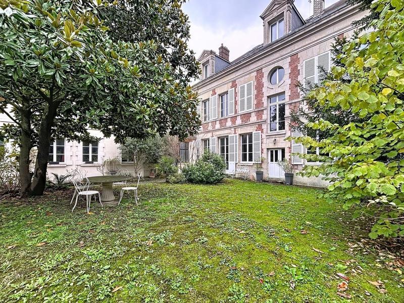 Maison de maîtres - 590 m² - 12 pièces