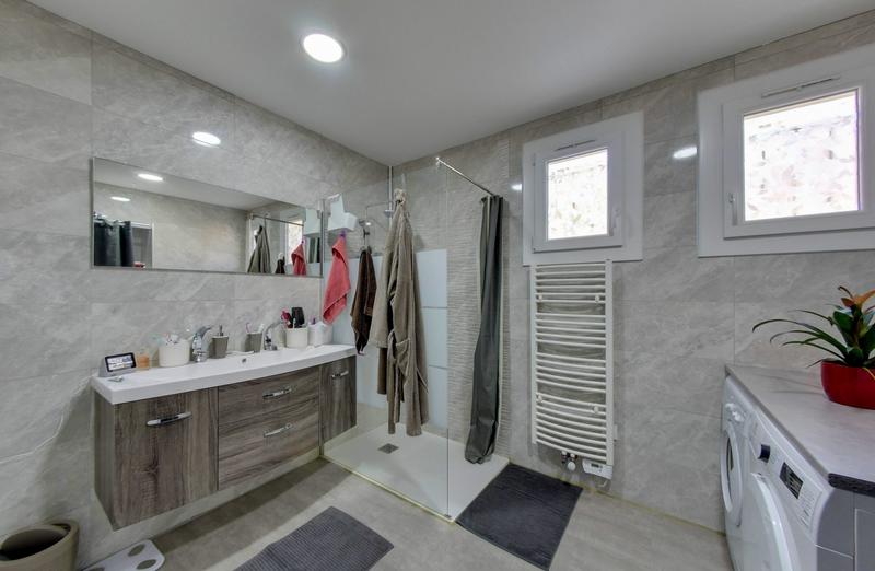 Maison traditionnelle - 228 m² - 8 pièces