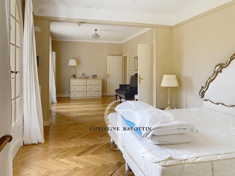 Maison - 285 m² - 10 pièces