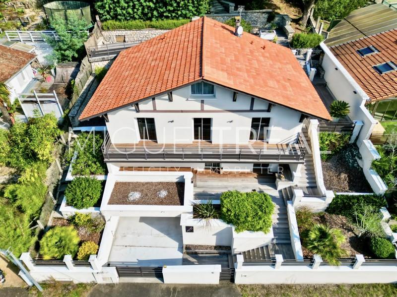 Maison - 214 m² - 8 pièces