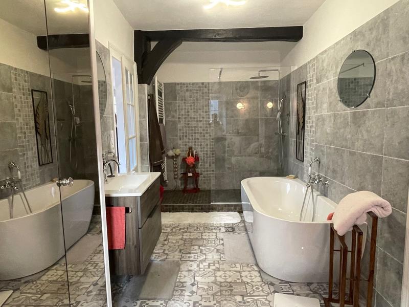 Maison - 241 m² - 8 pièces