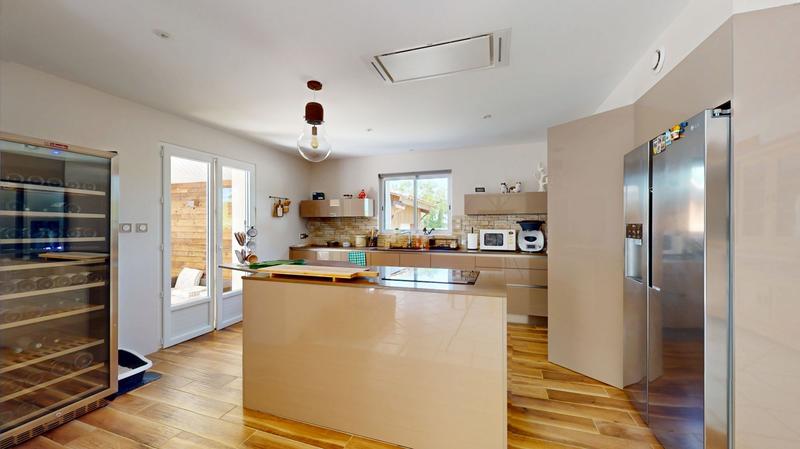 Maison traditionnelle - 210 m² - 8 pièces