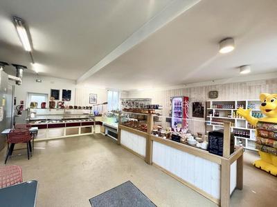 Local commercial - 150 m² - 6 pièces