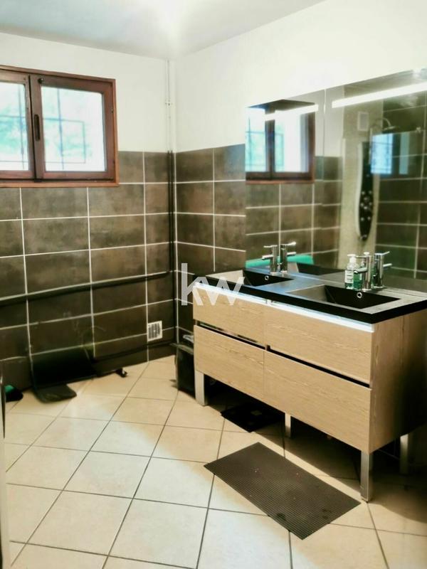 Maison - 221 m² - 7 pièces