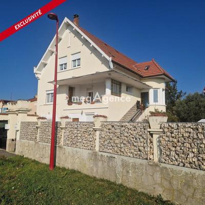 Maison - 328 m² - 12 pièces