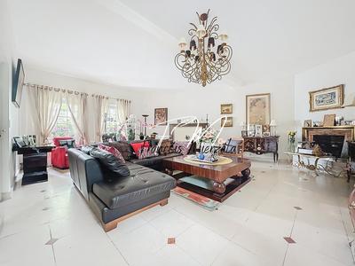 Maison - 202 m² - 8 pièces