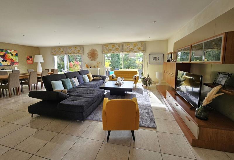 Propriété - 245 m² - 9 pièces