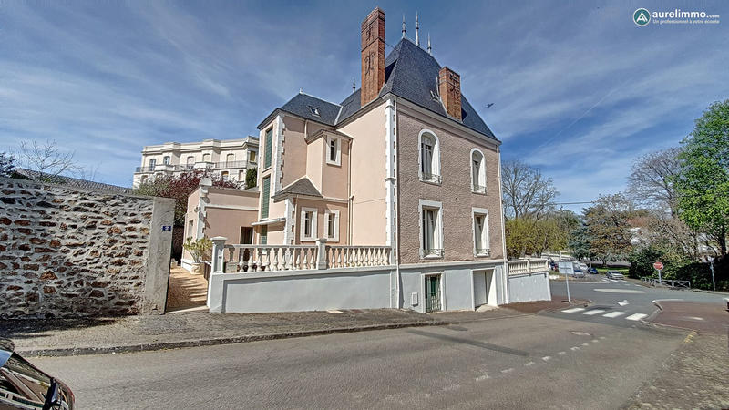 Maison - 285 m² - 9 pièces