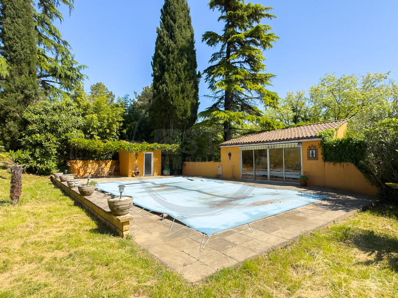 Propriété - 210 m² - 6 pièces