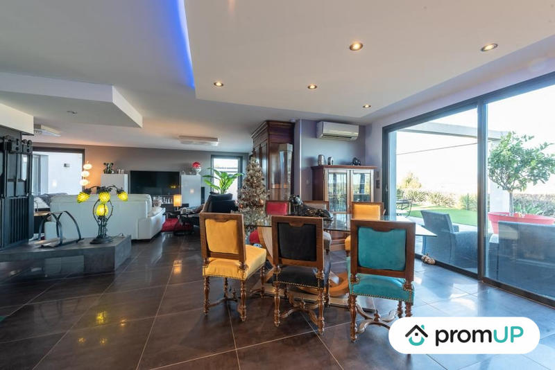 Maison - 260 m² - 7 pièces