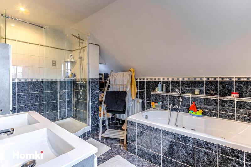 Maison - 210 m² - 8 pièces