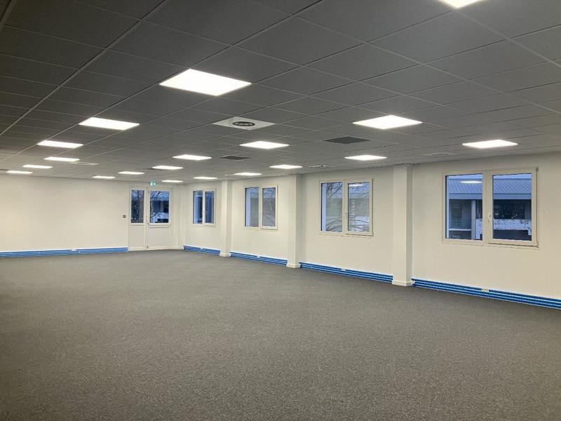 Bureau - 699 m²