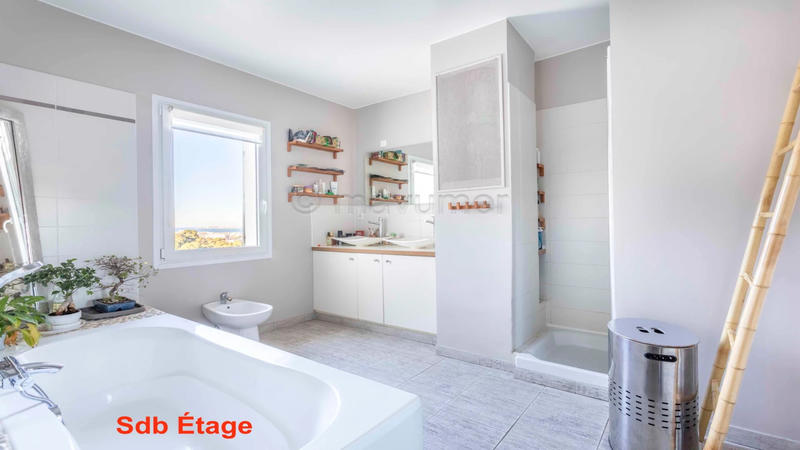 Maison - 250 m² - 9 pièces