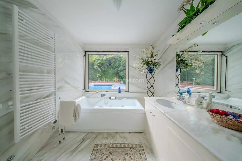 Maison - 379 m² - 8 pièces