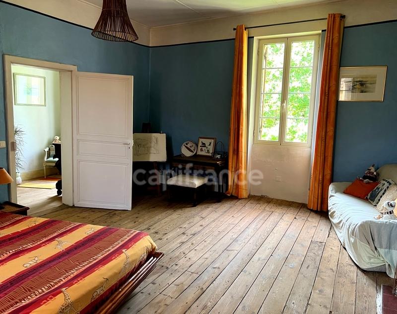 Propriété - 205 m² - 6 pièces