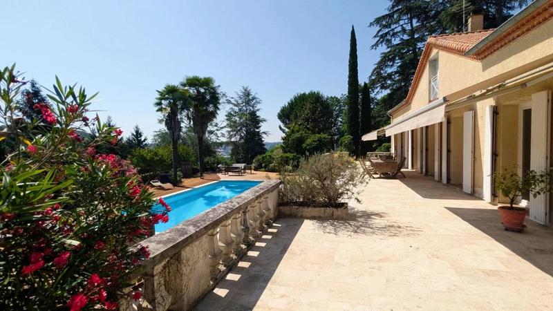 Demeure - 236 m² - 8 pièces