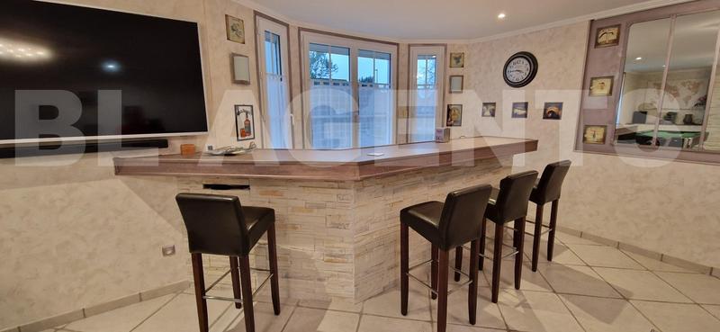 Propriété - 244 m² - 10 pièces