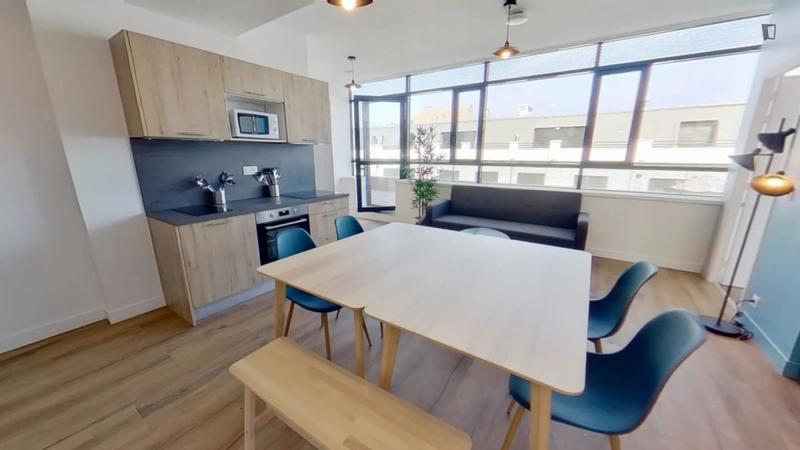 Chambre - 14 m² - 9 pièces