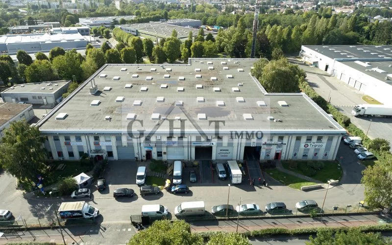 Entrepôt - 740 m²