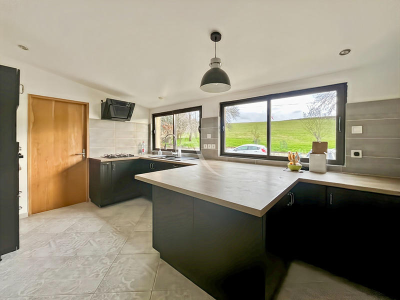 Maison - 240 m² - 7 pièces