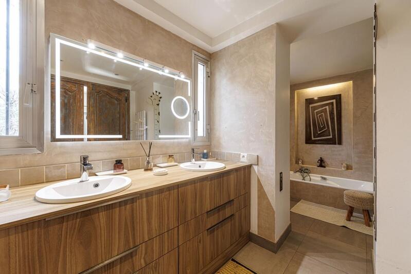 Propriété - 417 m² - 7 pièces