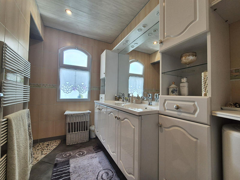 Maison - 185 m² - 8 pièces