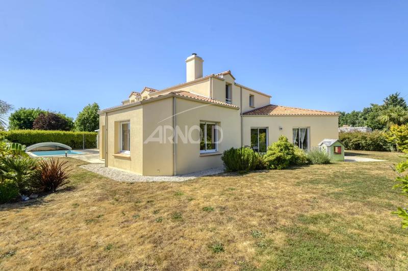 Maison - 236 m² - 8 pièces