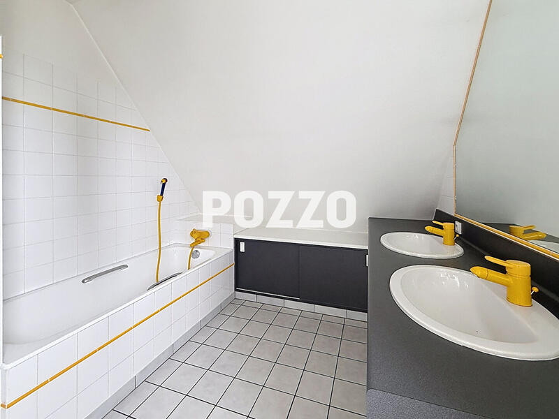 Maison - 256 m² - 8 pièces