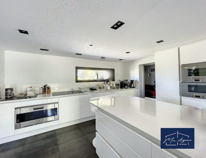 Maison traditionnelle - 370 m² - 7 pièces