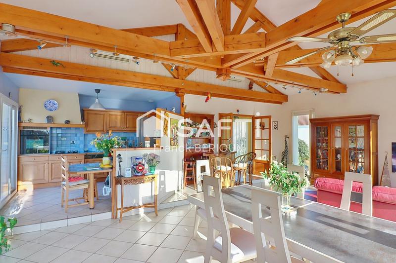 Maison - 220 m² - 9 pièces