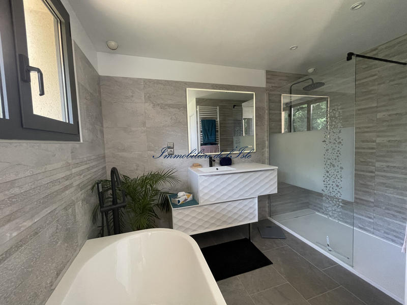 Maison - 248 m² - 9 pièces