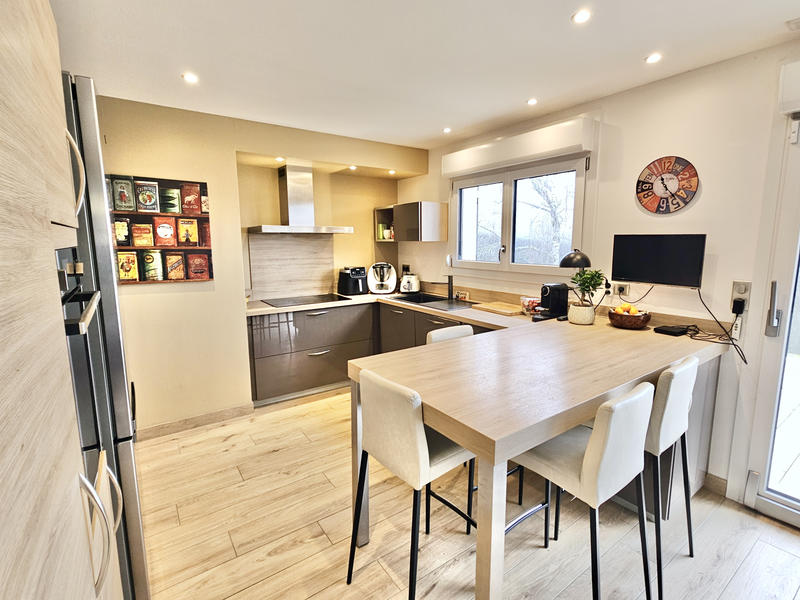 Maison - 221 m² - 8 pièces