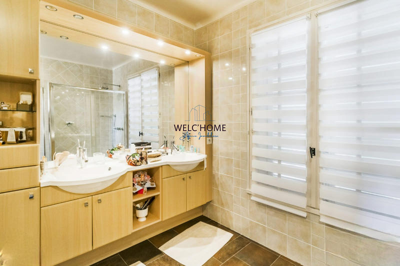 Maison - 242 m² - 10 pièces