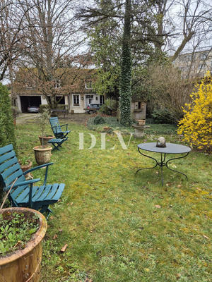 Maison - 305 m² - 11 pièces