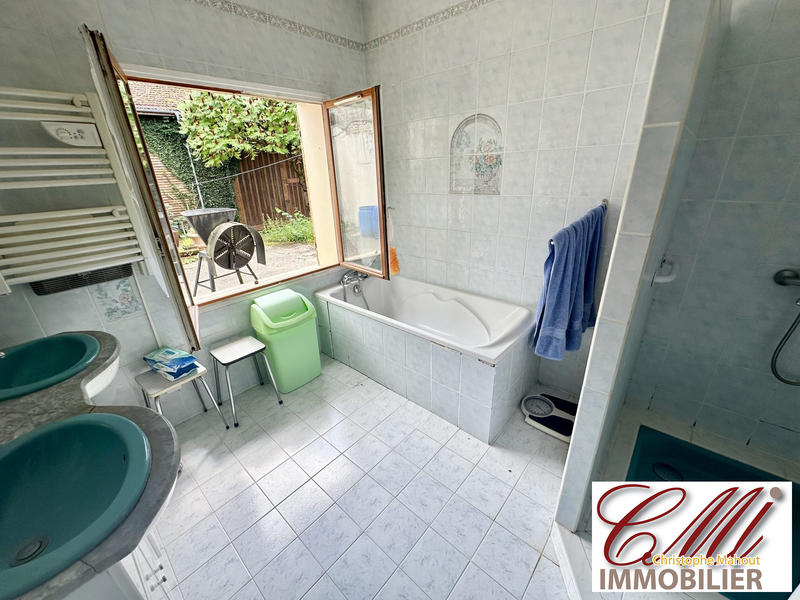 Maison traditionnelle - 212 m² - 6 pièces