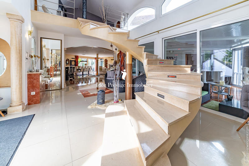 Maison contemporaine - 574 m² - 15 pièces