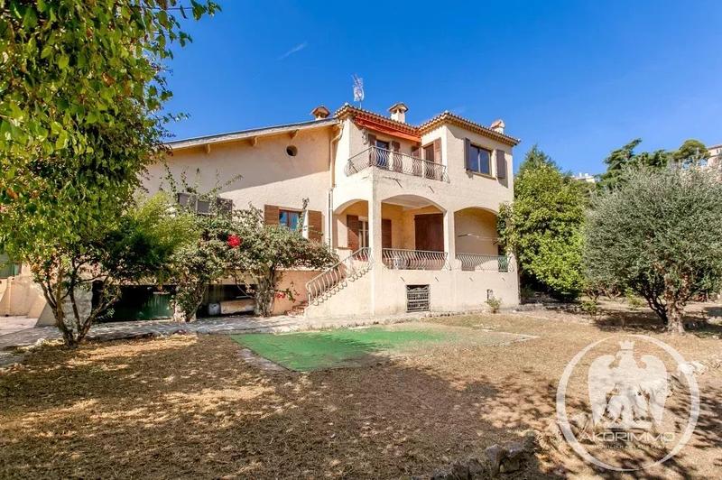 Appartement - 158 m² - 8 pièces