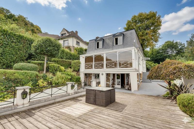 Maison - 236 m² - 6 pièces