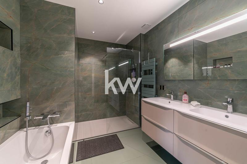 Demeure - 295 m² - 6 pièces