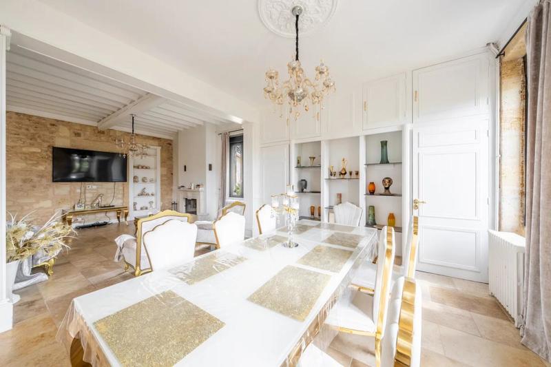 Maison - 1 000 m² - 7 pièces