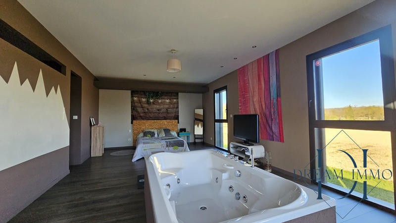 Maison - 235 m² - 6 pièces