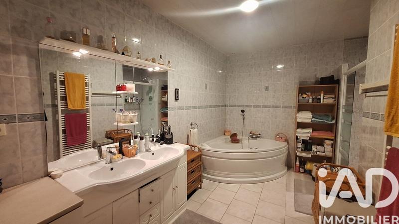 Maison - 230 m² - 6 pièces