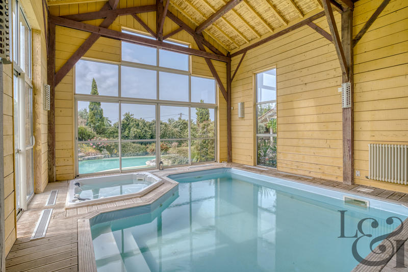 Maison - 769 m² - 8 pièces