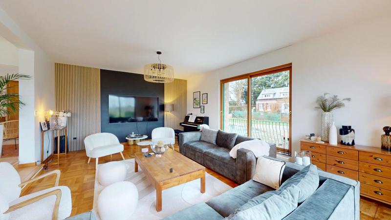 Maison traditionnelle - 276 m² - 8 pièces